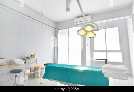 Close up mano azienda strumenti chirurgici in sala operatoria. Foto Stock