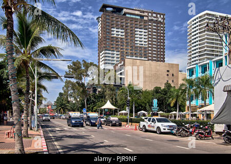 Pattaya City e Beach Road Thailandia. High Street con l'hotel Hilton che domina lo skyline. Sud-est asiatico Foto Stock