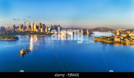 Fort Denison sul porto di Sydney whart stop nella parte anteriore del CBD di Città di punti di riferimento e il Ponte del Porto di collegamento a terra del nord sotto il cielo blu. Foto Stock