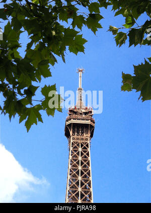 La torre Eiffel di livello superiore da posto Jaques Rueff, Parigi, Francia Foto Stock