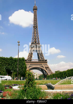 La Torre Eiffel dal posto Jaques Rueff, Champ de Mars, 7e arrondissement, Parigi, Francia Foto Stock