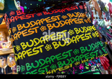 Un sacchetto con "Budapest" scritto su di esso in diversi colori su una fase di stallo all'interno del Mercato Centrale, Budapest, Ungheria. Foto Stock