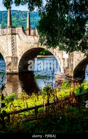 La splendida Wade's Bridge che porta il B846 strada che attraversa il fiume Tay è costituito da cinque segmentata di archi in pietra, ornato di parapetti e quattro obelischi Foto Stock