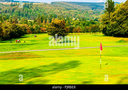 Il fairway e green di Aberfeldy Golf Club glow in la forte luce del sole autunnale come fare le boscose colline dietro il corso. Foto Stock