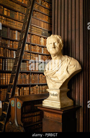 Busto di Aristotele nel magnifico in pannelli di quercia interno della biblioteca del Trinity College di Dublino Irlanda Foto Stock