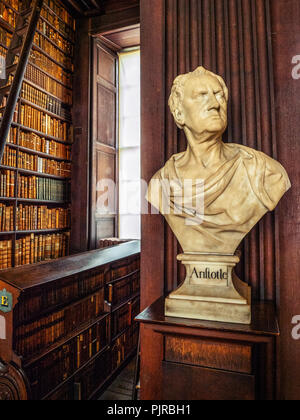 Busto di Aristotele nel magnifico in pannelli di quercia interno della biblioteca del Trinity College di Dublino Irlanda Foto Stock