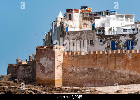 Vista dalla fortezza di bastioni e la medina di vecchia città di Essaouira in Marocco, noto anche sotto il nome di Mogador Foto Stock