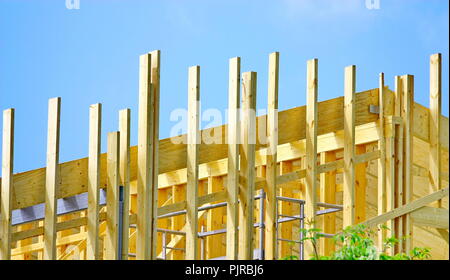 Costruzione in casa. Casa in legno telaio contro il cielo blu Foto Stock