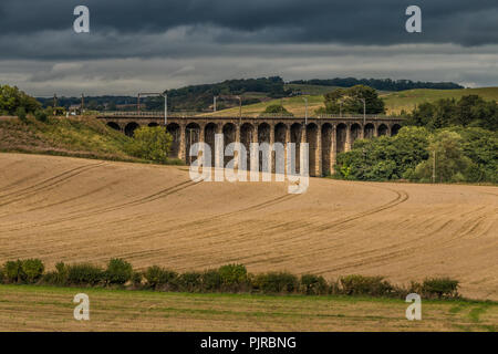 Il Grade ii Listed Alnmouth viadotto che porta la east coast main line oltre il fiume Aln, appena a nord della stazione di Alnmouth, Northumberland, Regno Unito Foto Stock