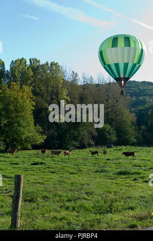 Green mongolfiera scavalcando l'Aveyron valley e il borgo medievale di Najac, Aveyron, Occitanie, Francia, Europa in autunno Foto Stock