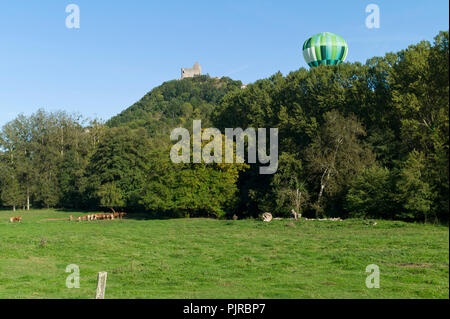 Green mongolfiera scendendo nell'Aveyron valley e il castello medievale di Najac, Aveyron, Occitanie, Francia, Europa in autunno Foto Stock