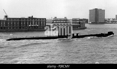 AJAXNETPHOTO. 17TH Dic 1974. PORTSMOUTH, Inghilterra. - SUB entra - La classe di un sommergibile HMS ANDREW cuoce a vapore nella base navale. Foto:JONATHAN EASTLAND/AJAX. REF 750218. Foto Stock