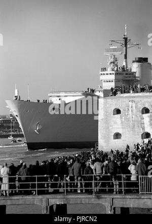 AJAXNETPHOTO. 11 GENNAIO 2003. PORTSMOUTH, INGHILTERRA. - ARK LEAVES - (PMO2) - HMS ARK ROYAL LASCIA PORTSMOUTH DIRETTA A 'SOMEWHERE' A EST DI SUEZ. MIGLIAIA DI BENESTANTI SI SONO RIUNITI SUI VECCHI BASTIONI DELLE MURA CALDE DELLA CITTÀ PER VEDERE LA PORTANTE SPENTA. FOTO: JONATHAN EASTLAND/AJAX. RIF:31301 01 Foto Stock