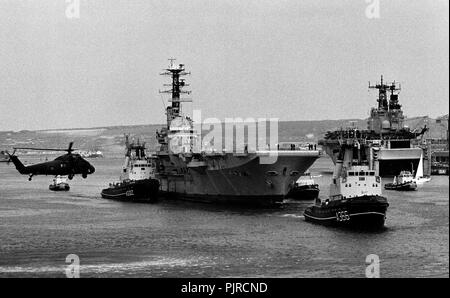 AJAXNETPHOTO. 1984. PORTSMOUTH, ENLAND. - SCRAPYARD legato - la portaerei HMS baluardo trainato fuori della base navale per il cantiere di scarto nel 1984. Foto:JONATHAN EASTLAND/AJAX. REF:HDN(NA)AC/baluardo 100484 2A. Foto Stock