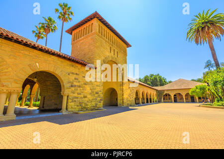 Palo Alto, California, Stati Uniti - Agosto 13, 2018: principale Quad e porta d'ingresso alla Stanford University Campus, una delle più prestigiose università del mondo, San Francisco Bay Area Foto Stock