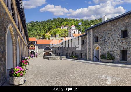 Il cortile interno del Monastero di Kykkos nella giornata di sole. In Troodos, Cipro Foto Stock