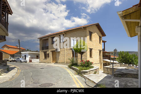 Il vecchio villaggio di Omodos (Cipro) nei Monti Troodos in estate giornata di sole. Foto Stock