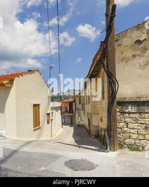 Il vecchio villaggio di Omodos (Cipro) nei Monti Troodos in estate giornata di sole. (2) Foto Stock