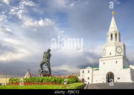 Monumento a Musa Jalil sullo sfondo della torre Spasskaya del Cremlino di Kazan'. Istituito nel 1966 in memoria dell'eroe dell'Unione Sovietica, T Foto Stock