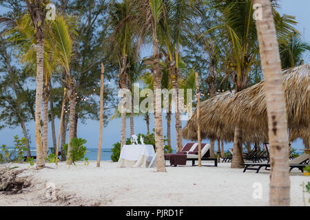 Tramonto a Falmouth Giamaica. Orange cielo tropicale. Spiagge di sabbia bianca in Giamaica. Foto Stock