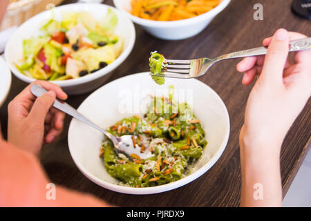 Femmina di mangiare pasta nel ristorante vicino Foto Stock