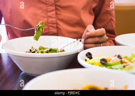 Femmina di mangiare pasta nel ristorante vicino Foto Stock