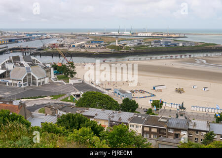 Boulogne-sur-Mer, Francia - 16 Giugno 2018: vista dall'alto del porto e della spiaggia. Foto Stock