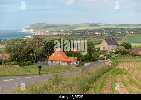 Tardinghen, Francia - 16 Giugno 2018: vista generale del paese e della chiesa, con Cap Blanc Nez scogliere in background. Foto Stock