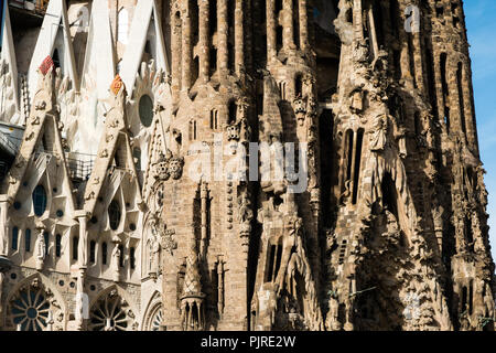 Colpo all'aperto della Sagrada Familia a Barcellona con la vecchia e la nuova costruzione Foto Stock