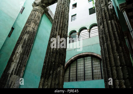 Colonne romane incorporato in un moderno blocco di appartamenti a Barcellona Foto Stock