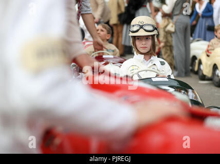 Lottie Alexander, di età compresa tra i 8, dal Surrey, siede nel suo Austin J40 pedale in auto la zona di assemblaggio prima della Settrington Cup, il giorno due di Goodwood al Goodwood circuito motore a Chichester. Foto Stock