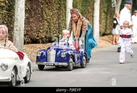 Carolina Sonny spinge il suo figlio Francesco, di età compresa tra i 4, nella sua Austin J40 automobile del pedale in avanti del Settrington Cup, il giorno due di Goodwood al Goodwood circuito motore a Chichester. Foto Stock