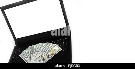 Laptop o notebook con diffusa di denaro contante isolato su sfondo bianco con pulire il display è vuoto. Modello, mock up. Foto Stock