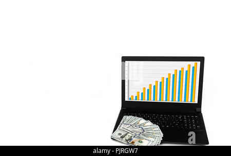 Laptop o notebook con una diffusa del dollaro in contanti denaro isolato su sfondo bianco con grafico a barre grafico sul display. Foto Stock