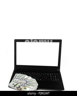 Laptop o notebook con una diffusa di contanti banconote da cento dollari isolato su sfondo bianco con pulire il display è vuoto. Modello, mock up. Foto Stock