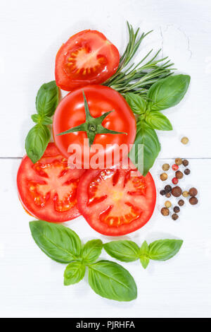 Pomodori Pomodori di verdure con basilico da sopra il formato ritratto di legno di legno della scheda Foto Stock