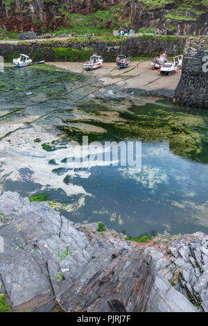 Boscastle Harbour, la scena di inondazione distruttiva nel 2004, ora ricostruito e una fiorente destinazione turistica in North Cornwall. Foto Stock