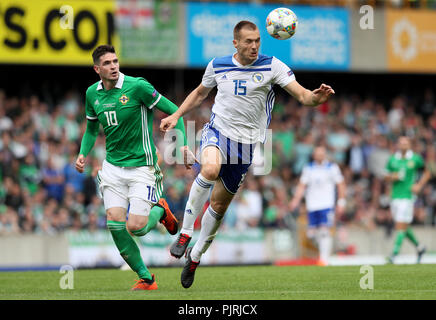 In Irlanda del Nord la Kyle Lafferty (sinistra) e la Bosnia ed Erzegovina Toni Sunjic battaglia per la sfera durante la UEFA Nazioni League, campionato B Gruppo Tre corrispondono al Windsor Park di Belfast. Foto Stock