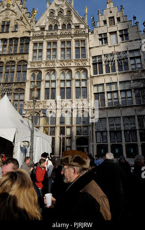 Nieuwjaarsdrink op de Grote Markt van Antwerpen, aangeboden door het stadsbestuur als nieuwjaarsgeschenk (België, 11/01/2009) Foto Stock
