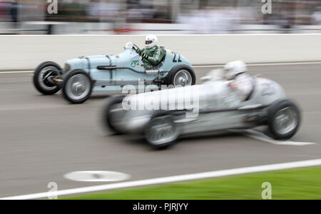 Un concorrente in una Frazer Nash Shelsley monoposto (top) supera una Maserati 6CM durante il Goodwood trophy al giorno due di Goodwood al Goodwood circuito motore a Chichester. Foto Stock