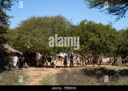 La vita in un villaggio san in Namibia, Africa Foto Stock