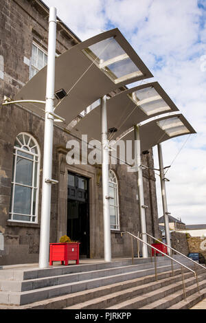 Irlanda, Co Leitrim, Carrick-on-Shannon, St George's Terrace, il Dock Arts Center di ex Courthouse Foto Stock