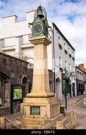 Irlanda, Co Leitrim, Carrick-on-Shannon, centro città, Main Street, McCann monumento in memoria di clock tower Foto Stock