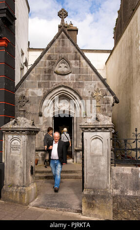 Irlanda, Co Leitrim, Carrick-on-Shannon, i visitatori a Costello Memorial Chapel, oggi il secondo più piccolo Foto Stock