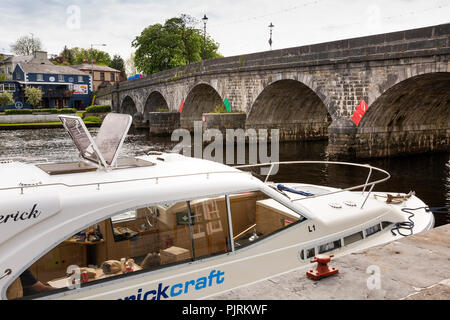 Irlanda, Co Leitrim, Carrick-on-Shannon, barche da diporto ormeggiate al di sotto di ponte sul fiume Shannon Foto Stock