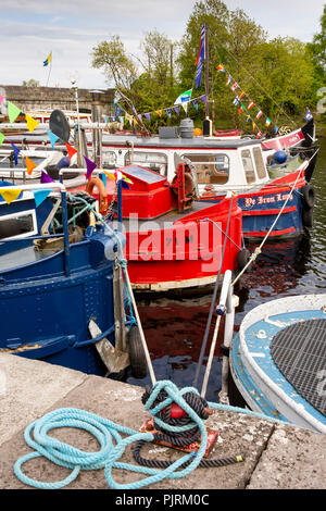 Irlanda, Co Leitrim, Jamestown, chiatte e barche da diporto ormeggiato sul fiume Shannon Foto Stock