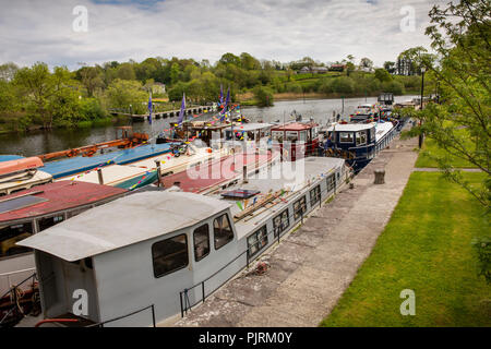 Irlanda, Co Leitrim, Jamestown, chiatte e barche da diporto ormeggiato sul fiume Shannon Foto Stock