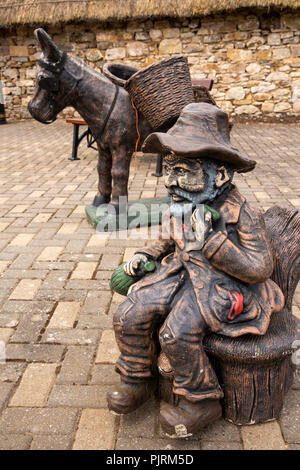 Irlanda, Co Leitrim, Dromod, Village Center, uomo e asino scultura Foto Stock