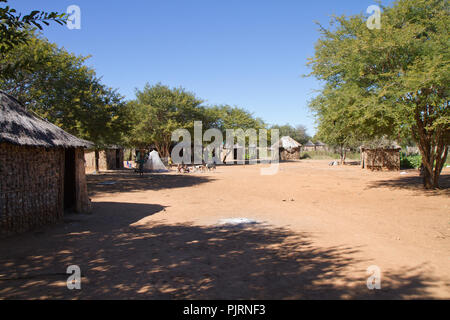 La vita in un villaggio san in Namibia, Africa Foto Stock