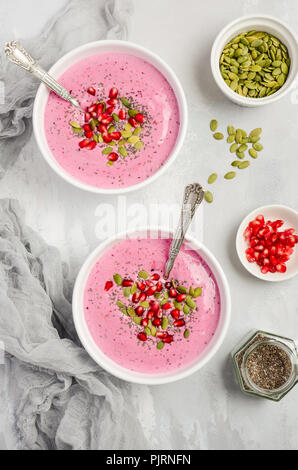 Ciotola frullato con chia semi, semi di zucca e melograno per vegana sana dieta vegetariana colazione, vista dall'alto, piatto laici. Foto Stock